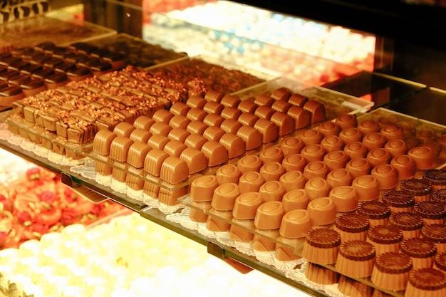 beaucoup de variétés de pralines au chocolat