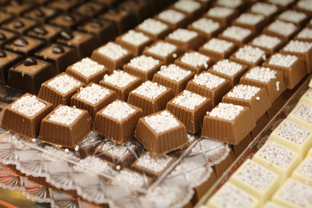 beaucoup de variétés de pralines au chocolat