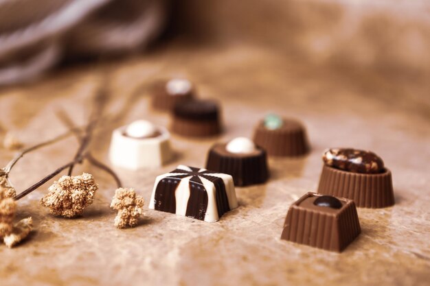 beaucoup de variétés de pralines au chocolat