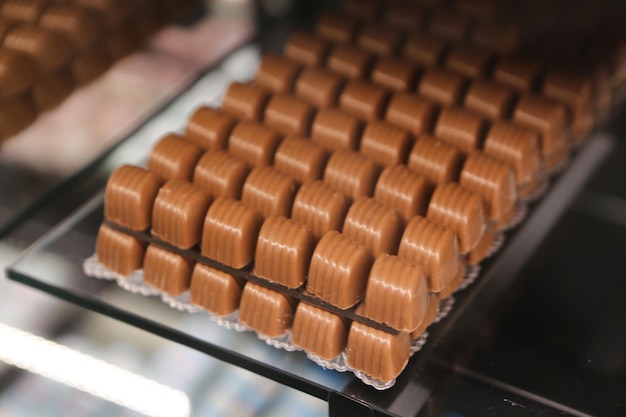 beaucoup de variétés de pralines au chocolat