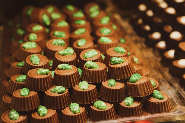 beaucoup de variétés de pralines au chocolat