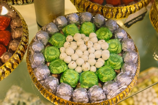 beaucoup de variétés de pralines au chocolat