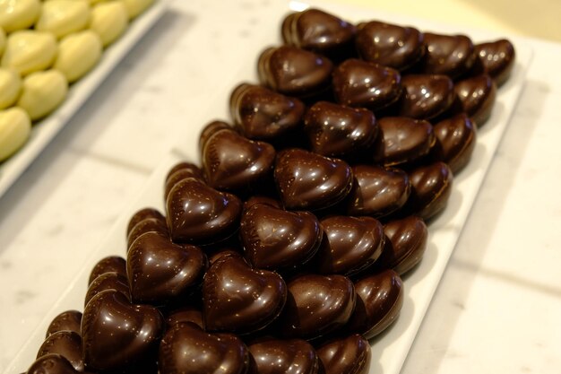 beaucoup de variétés de pralines au chocolat