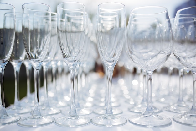 Beaucoup de verres à vin avec un délicieux champagne ou du vin blanc frais lors de la restauration de l'événement