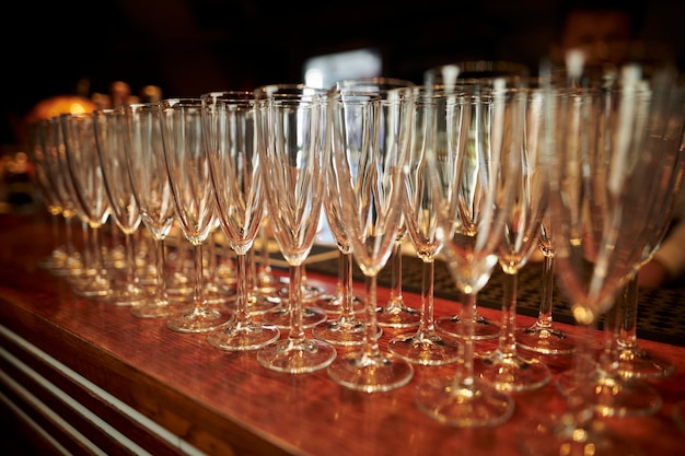 Beaucoup de verres à vin avec un délicieux champagne frais ou un vin blanc au bar