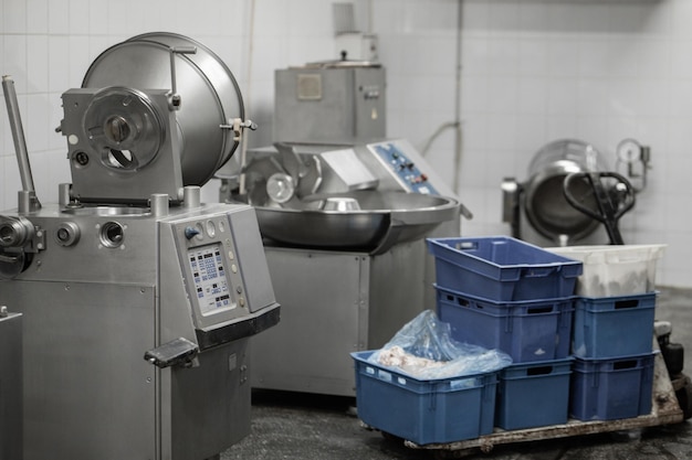 Beaucoup de viande crue accrochée et rangée dans une usine de production de viande de transformation Vue horizontale