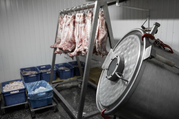 Beaucoup de viande crue accrochée et rangée dans une usine de production de viande de transformation Vue horizontale