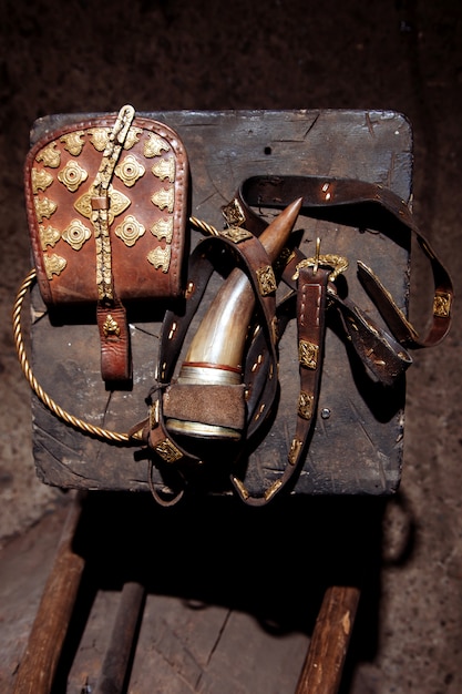 Beaucoup de vieux objets vintage de guerrier viking sur table.