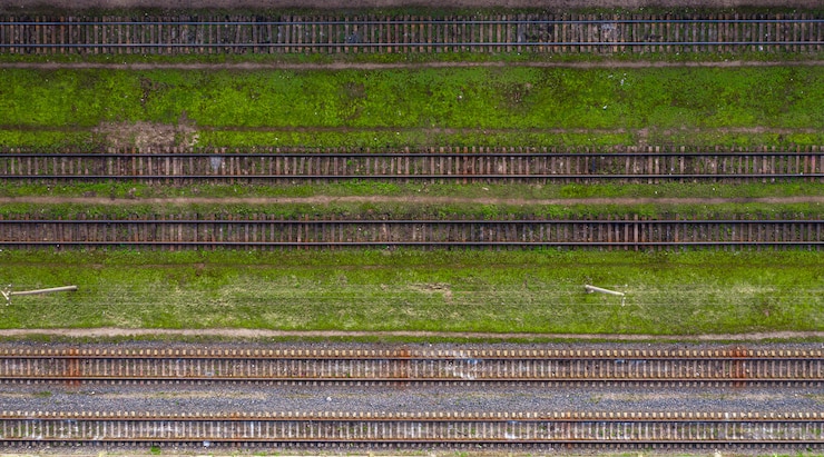 Photo beaucoup de voies ferrées vue de dessus depuis un drone