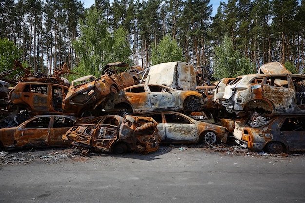 Beaucoup de voitures brûlées rouillées à Irpen après avoir été abattues par l'armée russe La guerre de la Russie contre l'Ukraine Cimetière de voitures détruites de civils qui ont tenté d'évacuer de la zone de guerre