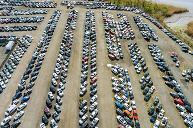 Photo beaucoup de voitures garées distribuées dans le lot de vente aux enchères de voitures d'occasion un parking.