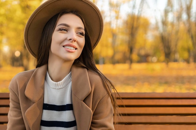 Beaut gai Heureuse jeune femme souriante dans le parc par une journée d'automne ensoleillée