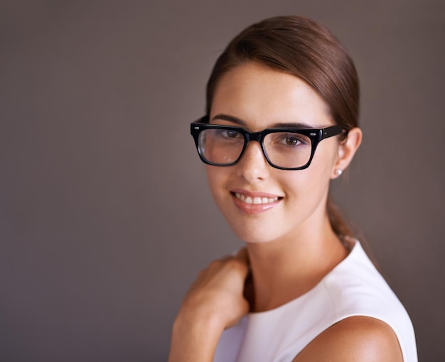 La beauté et les affaires Belle femme portant des lunettes