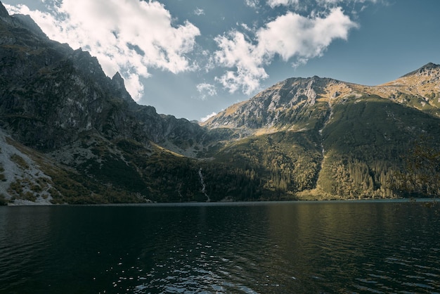 La beauté de l'arrière-plan du concept de la nature Panorama fantastique sur les montagnes Tatra et le lac de couleur turquoise en Pologne Coucher de soleil pittoresque dans les montagnes d'Europe