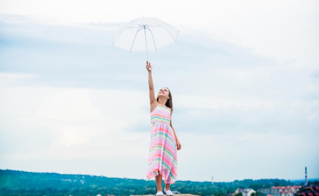 Beauté d'automne. climat pluvieux. Humeur d'automne. mode d'automne. Liberté et bonheur. enfance insouciante. petite fille avec parapluie. prévisions météo d'automne.