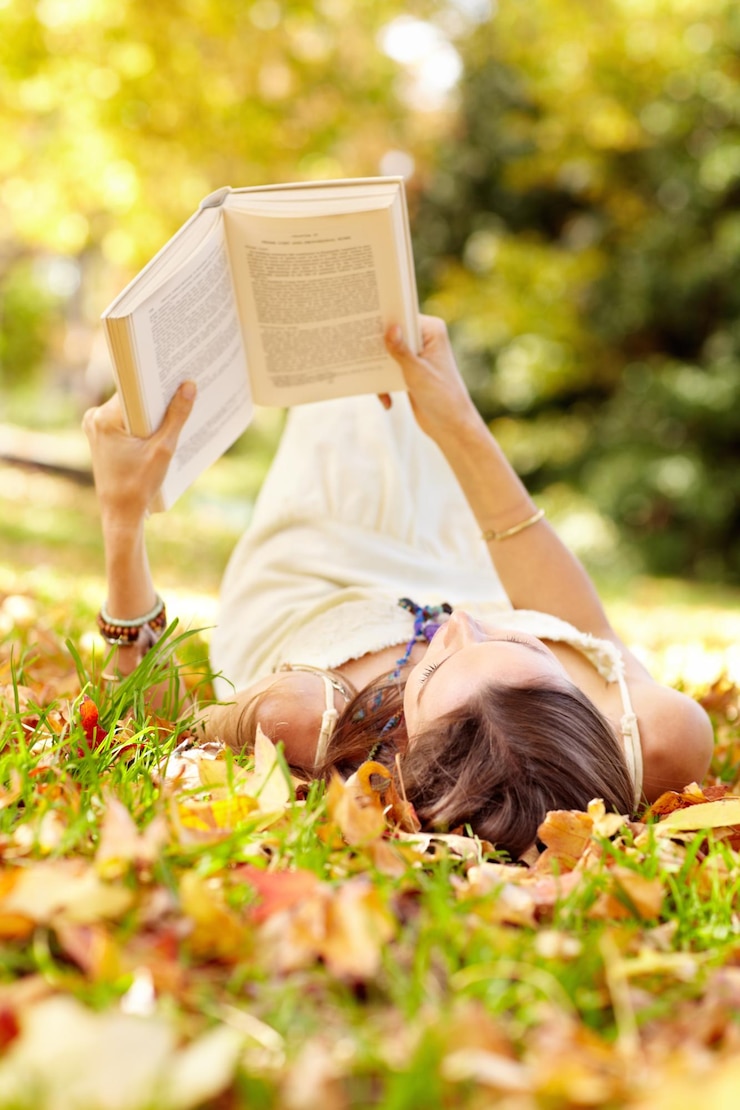 Photo beauté d'automne photo d'une jolie jeune femme dans le parc un jour d'automne