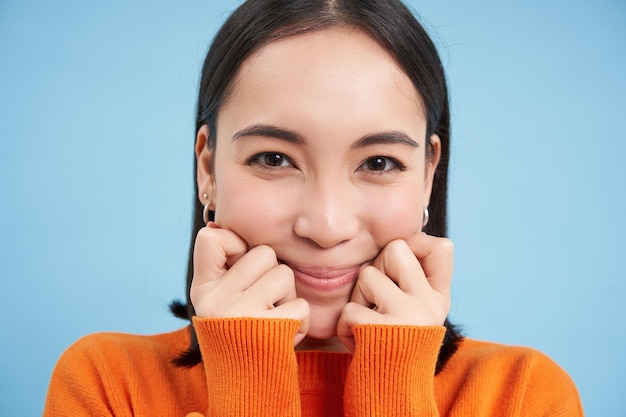 Beauté et bien-être portrait en gros plan d'une jeune femme asiatique heureuse souriante et montrant une émotion franche