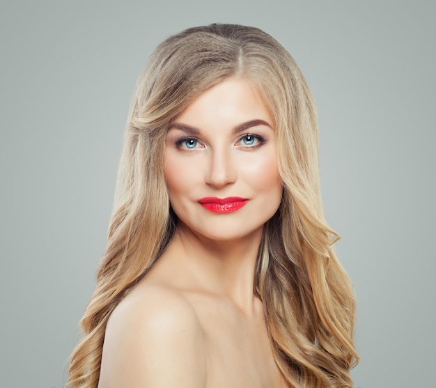 Beauté blonde Femme parfaite avec de longs cheveux bouclés en bonne santé peau claire et maquillage des lèvres rouges Soins du visage soins capillaires et cosmétologie