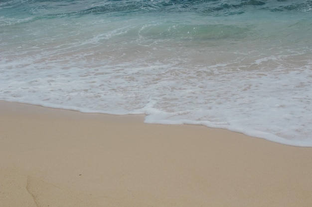 La beauté de Buyutan Beach Pacitan avec une mer bleue et de fortes vagues Belle vue pour profiter des vacances et du temps libre