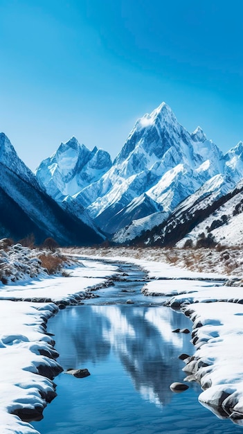 La beauté d'une chaîne de montagnes majestueuse et enneigée avec des sommets escarpés