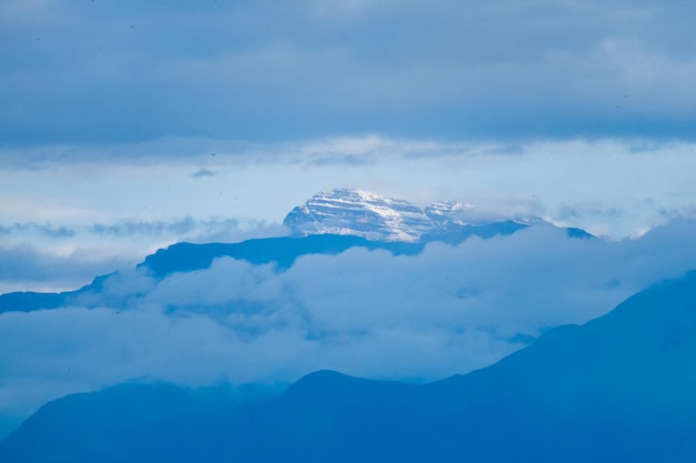 Beauté colombienne dans un paysage magnifique et spectaculaire