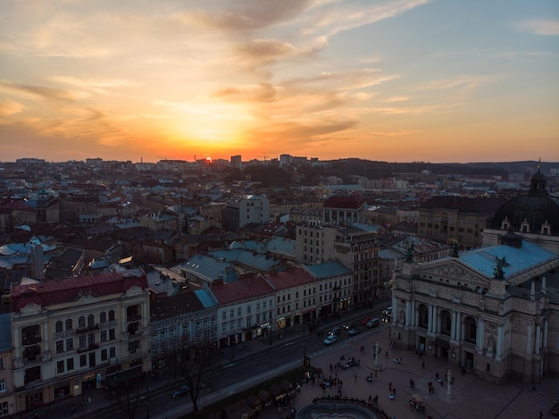 Beauté coucher de soleil sur la vieille ville européenne vue à vol d'oiseau