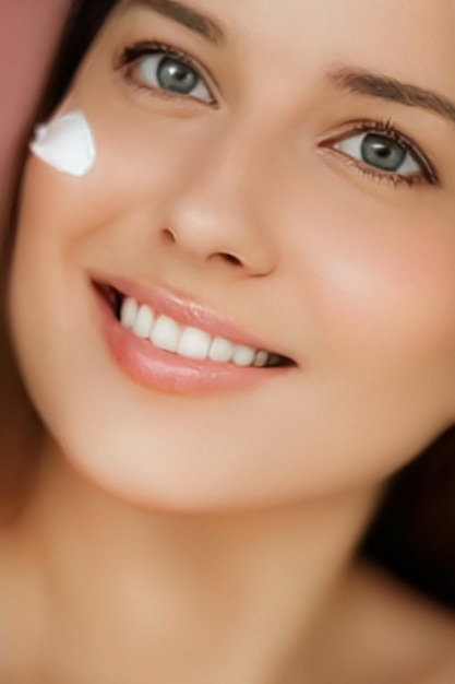 Beauté crème pour le visage et soins de la peau modèle portrait femme appliquant une lotion nettoyante hydratante o