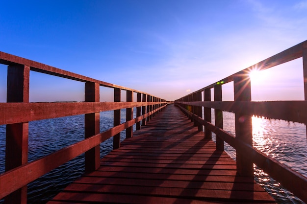 Beauté dans la nature pont rouge long chemin et lumière du soleil dans le paysage du matin