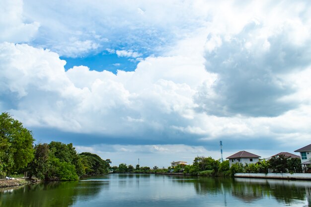 La beauté du ciel qui reflète l&#39;eau.