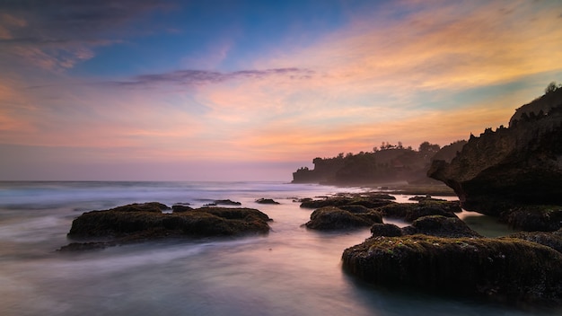 La beauté du coucher de soleil sur la plage de Ngrawe, Gunungkidul, Yogyakarta. Nouvelle plage explorée près de gunungkidul. HDR traité.