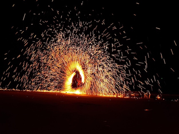 La beauté du spectacle de feu la nuit