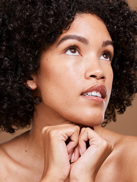 Beauté du visage et femme noire en studio pour le bien-être et le soin de la peau sur fond marron La fille et le modèle du visage se détendent avec un toilettage d'hygiène de luxe et des soins et soins cosmétiques pour le corps