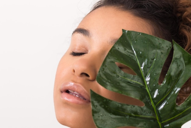 Beauté du visage Femme avec une peau fraîche et saine