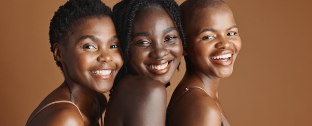 Beauté du visage et rire avec des amies noires en studio sur un fond brun pour le bien-être naturel Portrait soin de la peau et drôle avec un groupe de personnes heureuses lors d'un traitement anti-âge