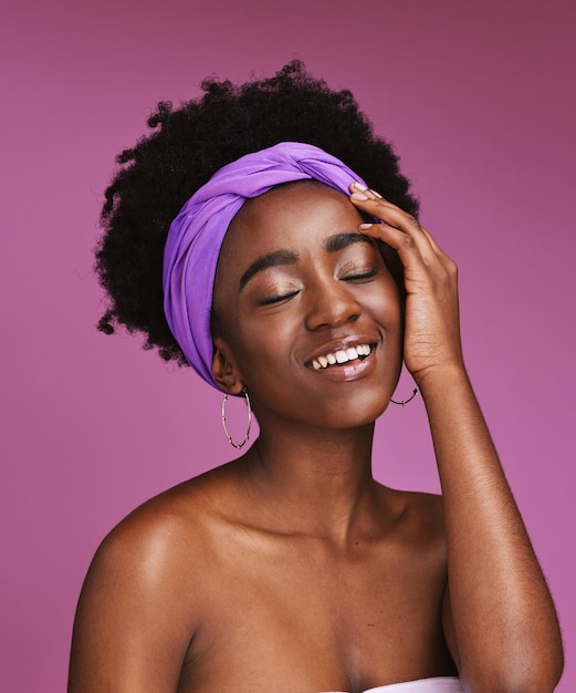 Beauté du visage et soins de la peau avec une femme noire modèle sur fond rose en studio pour des soins naturels Cheveux faciaux et bandeau avec une jeune femme séduisante posant pour promouvoir un traitement cosmétique