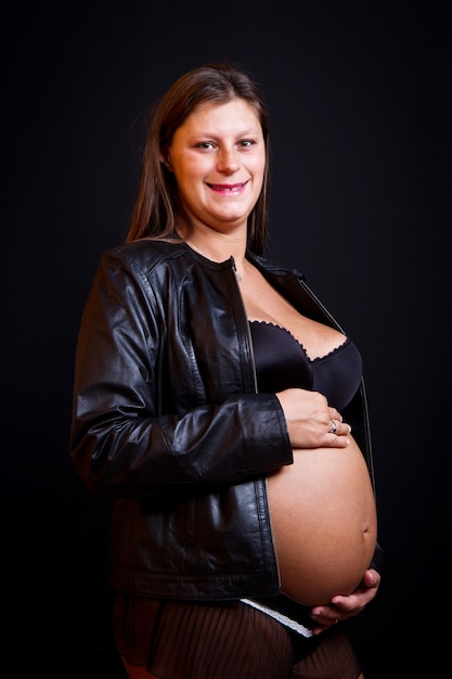 Beauté enceinte sur fond noir