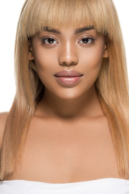 Beauté femme afro-américaine femme belle soins de la peau. Prise de vue en studio.