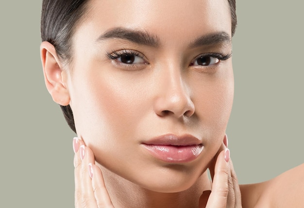 Beauté de la femme asiatique soins de la peau et beaux cheveux portrait de modèle féminin Fond de couleur vert