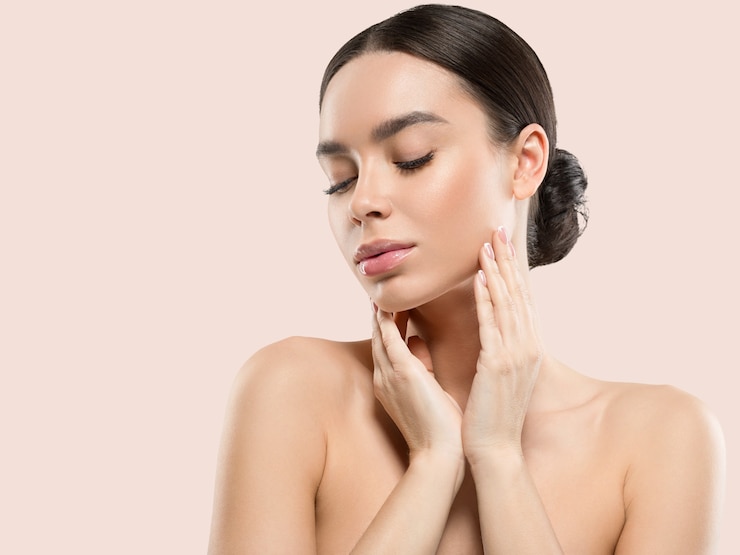 Photo beauté de la femme asiatique soins de la peau en bonne santé et beaux cheveux portrait de modèle féminin fond de couleur rose