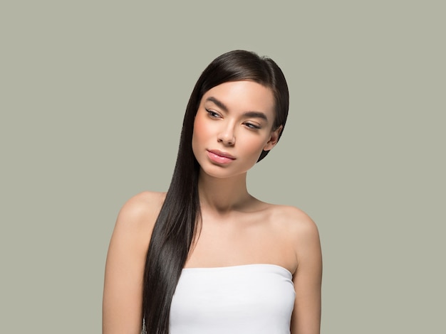 Beauté de la femme asiatique soins de la peau en bonne santé et beaux cheveux portrait de modèle féminin Fond de couleur vert