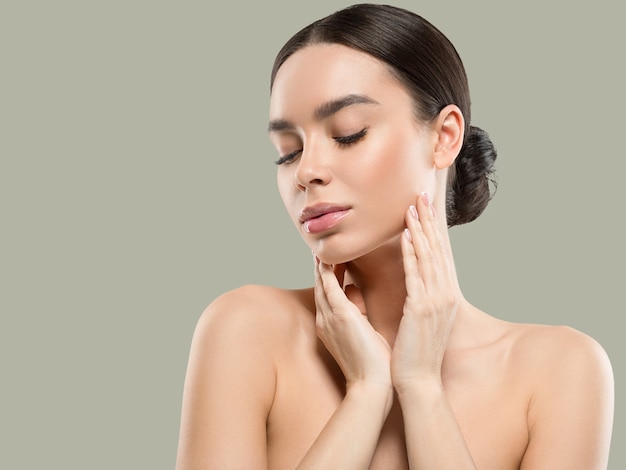 Beauté de la femme asiatique soins de la peau en bonne santé et beaux cheveux portrait de modèle féminin Fond de couleur vert