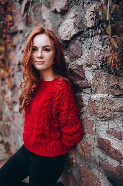 Beauté femme au gingembre avec des taches de rousseur à l'extérieur dans le parc de l'automne. Visage de femme beauté, concept de beauté naturelle