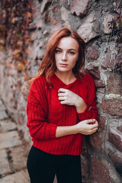 Beauté femme au gingembre avec des taches de rousseur à l'extérieur dans le parc de l'automne. Visage de femme beauté, concept de beauté naturelle