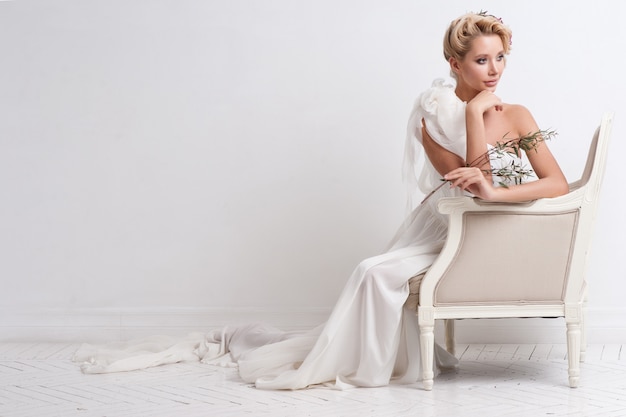 Beauté femme avec coiffure et maquillage de mariage.