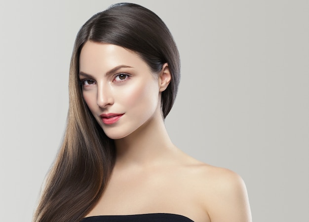 Beauté femme concept de peau saine maquillage naturel visage de belle fille modèle. Prise de vue en studio.