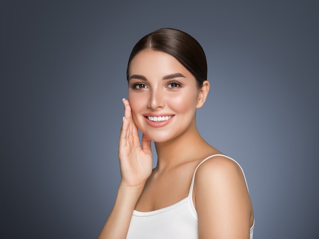 Beauté femme dents saines sourire sain belle peau modèle visage soins de la peau femme heureuse