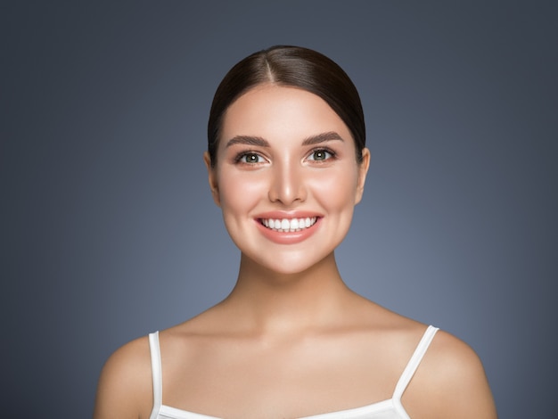 Photo beauté femme dents saines sourire sain belle peau modèle visage soins de la peau femme heureuse