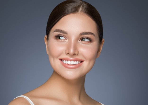 Beauté femme dents saines sourire sain belle peau modèle visage soins de la peau femme heureuse