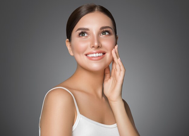 Beauté femme dents saines sourire sain belle peau modèle visage soins de la peau femme heureuse