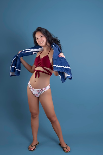 Beauté femme ethnique asiatique en bikini avec une serviette autour du cou